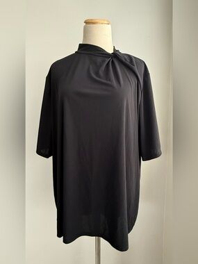 Woman Black Twist-Neck Short Sleeve Blouse